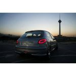 نمای پشت خودرو با چراغ عقب پژو 206 دودی طرح CLS در حالت روشن.