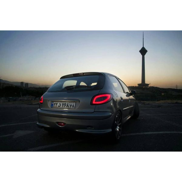 نمای پشت خودرو با چراغ عقب پژو 206 دودی طرح CLS در حالت روشن.