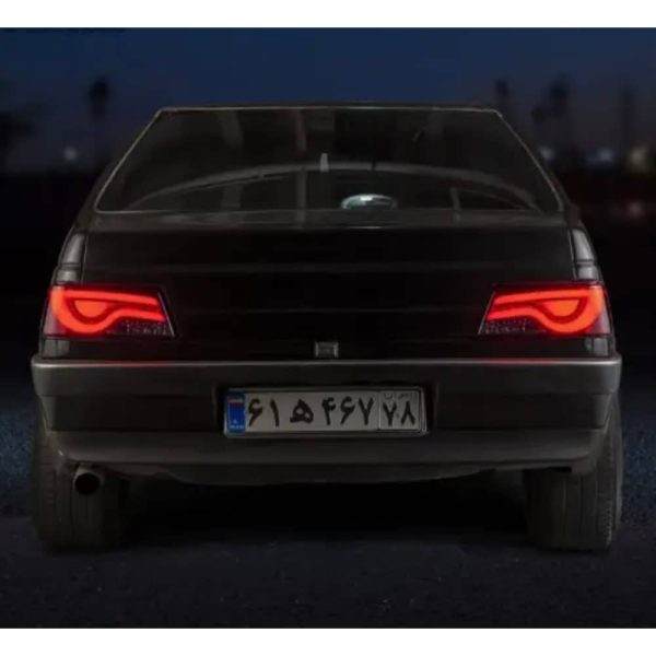نمای پشت خودرو با چراغ عقب پژو 405 دودی YF برای نمایش نوردهی.