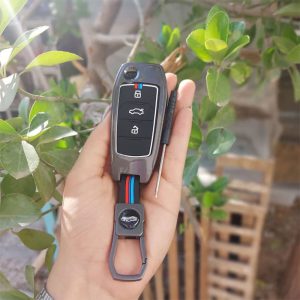 قاب فلزی ریموت ساینا S در کنار ریموت اصلی